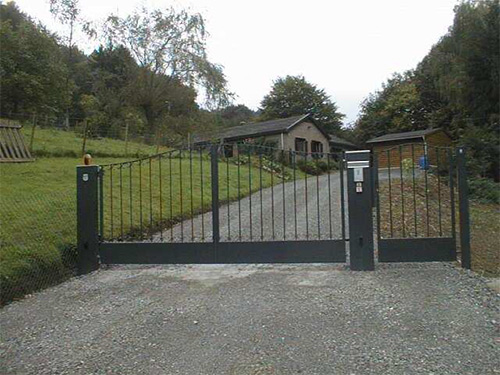 Nous adaptons notre portail  votre terrain... Pas l'inverse !